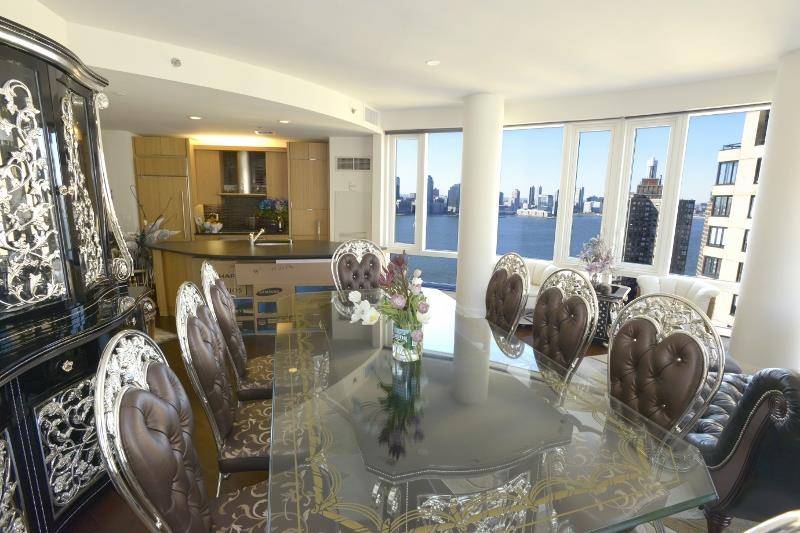 ake advantage of this wonderful opportunity to call this high floor, ultra luxurious, 2 bedroom, 2 bathroom your new home.
