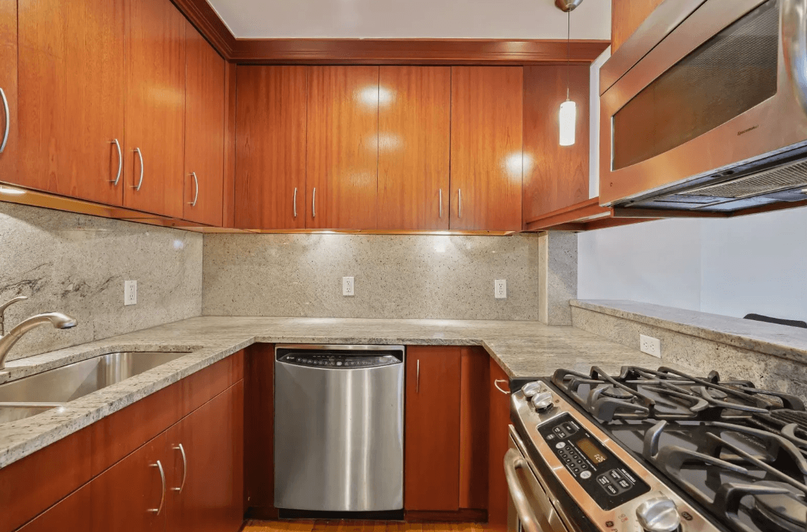 A True Luxury Abode in Prime Boerum Hill In Boerum Heights Condominium This 2 bed 2 bath lovely home is well laid out with a split bedroom layout for maximum ...