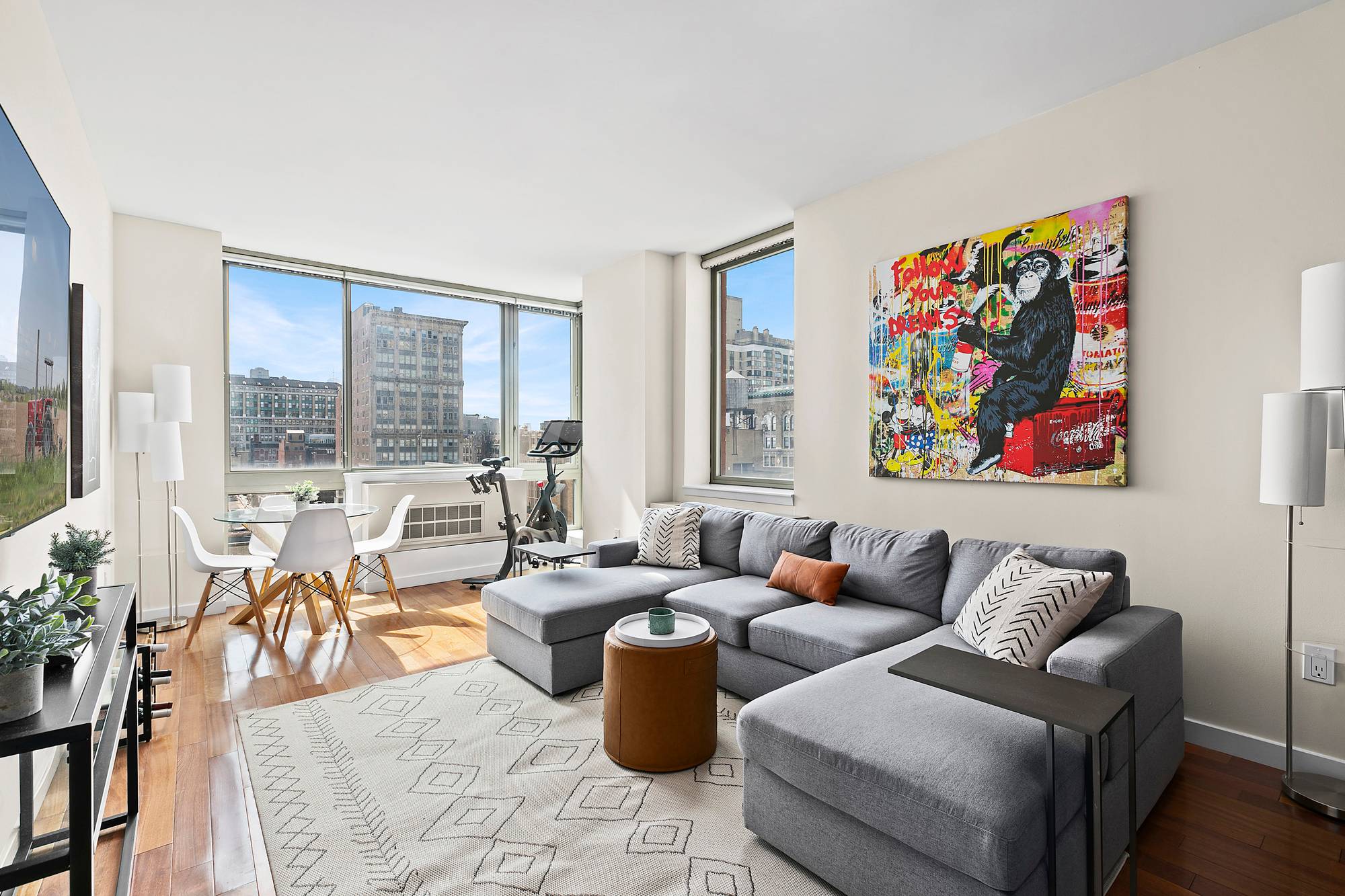 Available for August 15th Lease Start Date High floor corner residence with floor to ceiling windows and stunning Southern and Western views of Downtown Manhattan.