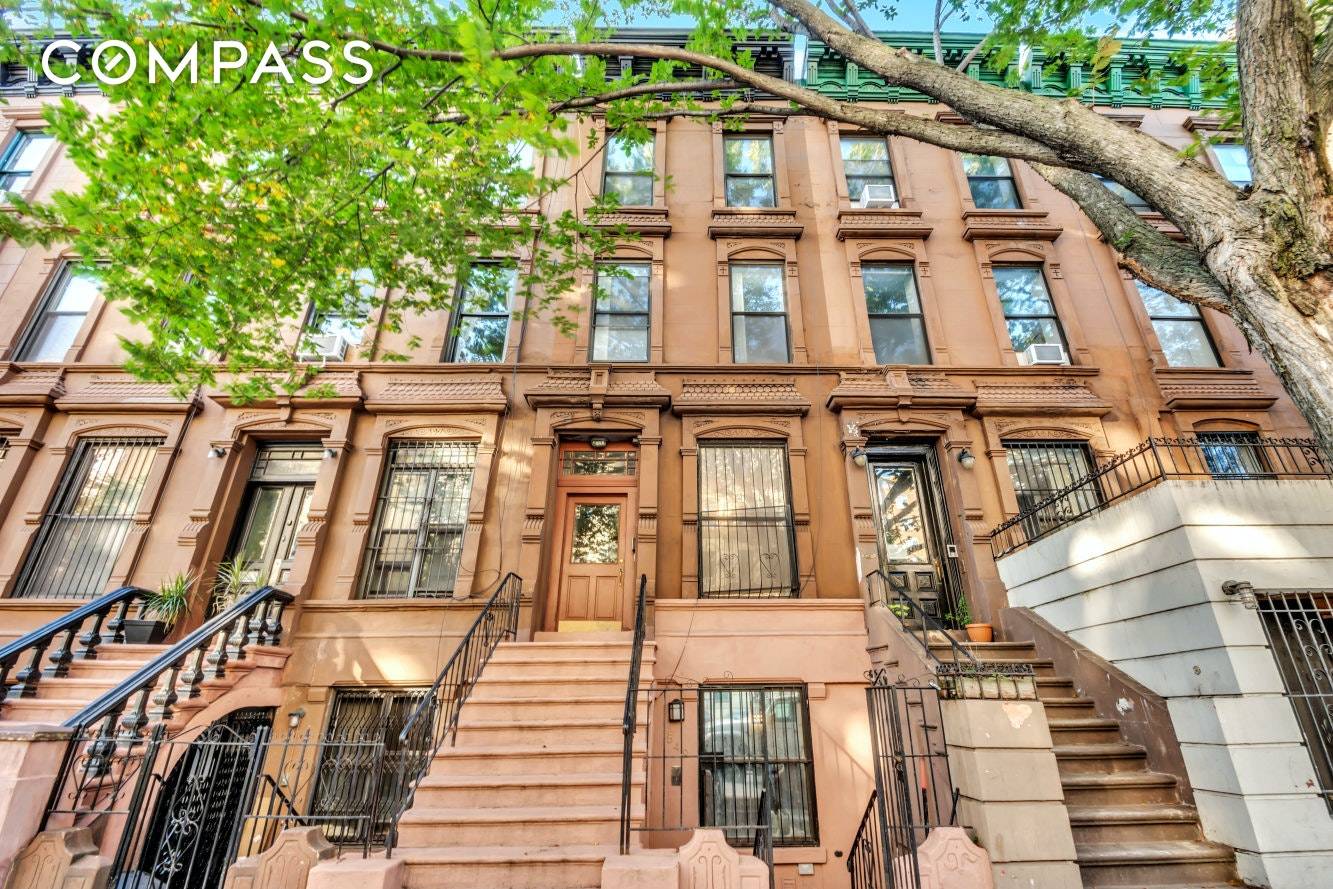 Perfectly located in the heart of HARLEM, this large duplex 2 bedroom floor through in a Brownstone awaits you with its spacious Living room, 2 Bedrooms and open pass through ...