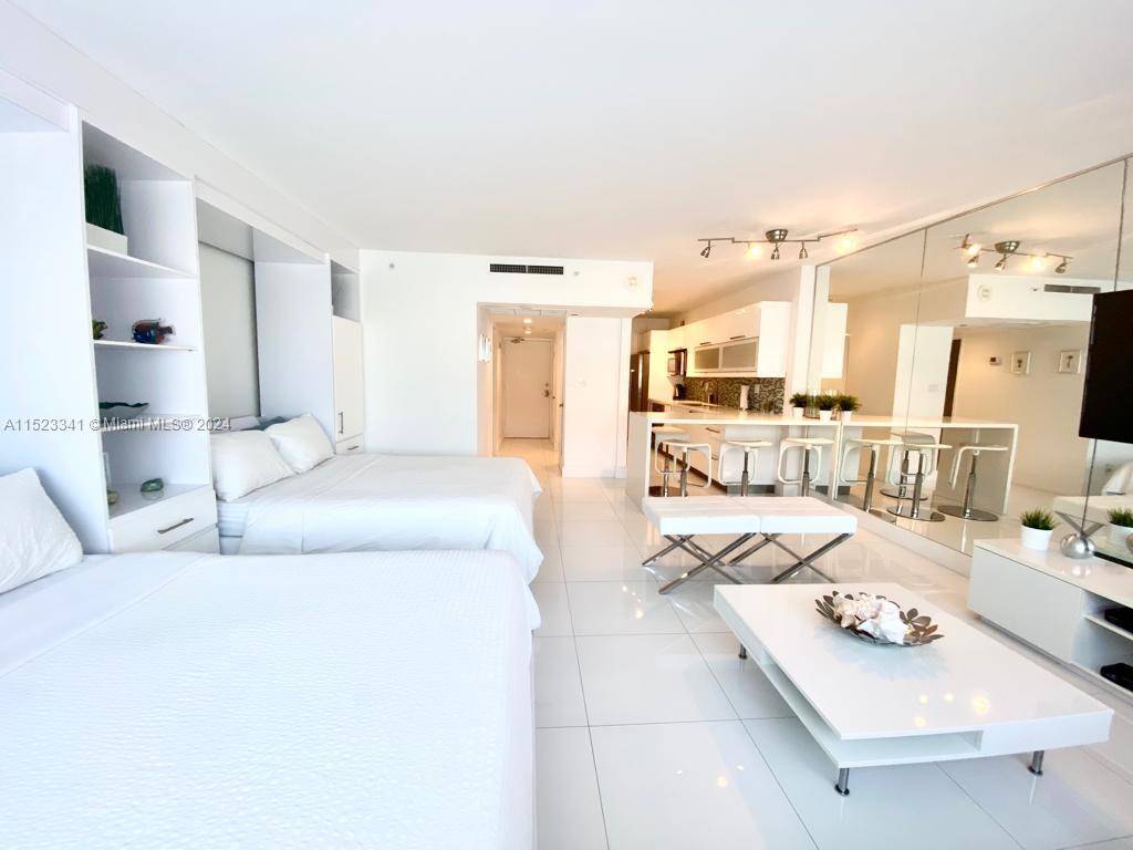 RENOVATED STUDIO AT THE FAMOUS DECOPLAGE BUILDING WITHIN WALKING DISTANCE TO THE BEACH AND THE MOST TRENDY RESTAURANTS AND PLACES IN SOUTH BEACH.