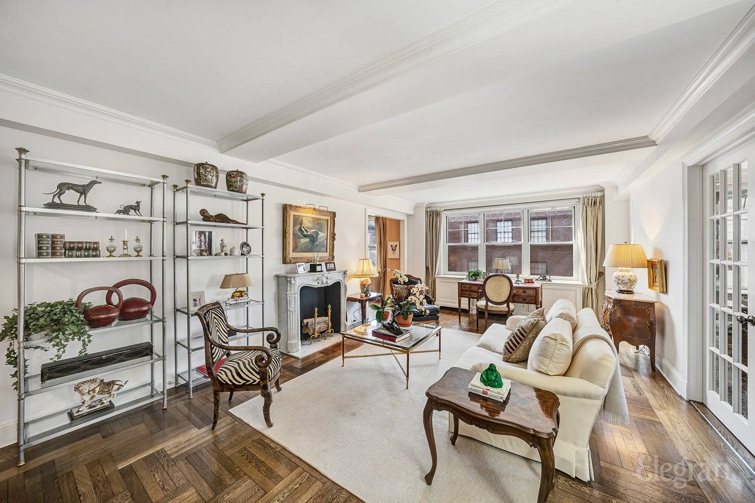 This 5 room Park Avenue apartment epitomizes easy elegance, offering approximately 1600 square feet of luxurious living space in one of New York City s most coveted locations.