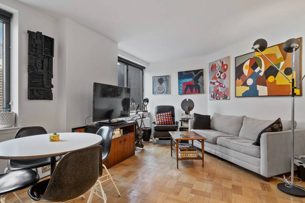 A MUST SEE ! ! ! ! This amazing Murray Hill Alcove Studio Condominium seats on the 18th floor of the Horizon Luxury Building.