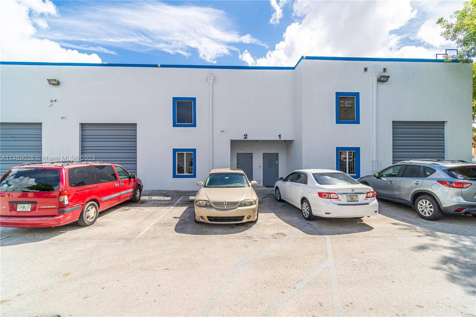 TWO FLOORS WAREHOUSE.... Centrally located in Hialeah, easy access to I75, Palmetto and the Gratigny Pwy.
