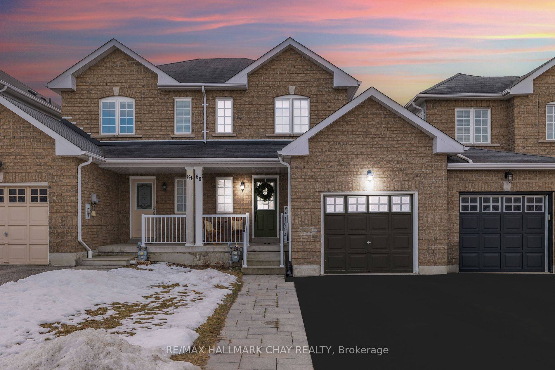 Charming Townhome In Sought After Angus With Modern Finishes !
