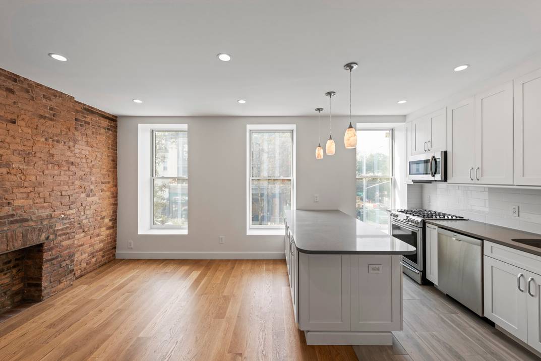 Residence features 2019 new development In unit washer dryer 3 zone central heat air Oversized windows Exposed brick White oak flooring Video intercom Custom lighting Kitchen features Marble countertops Central ...