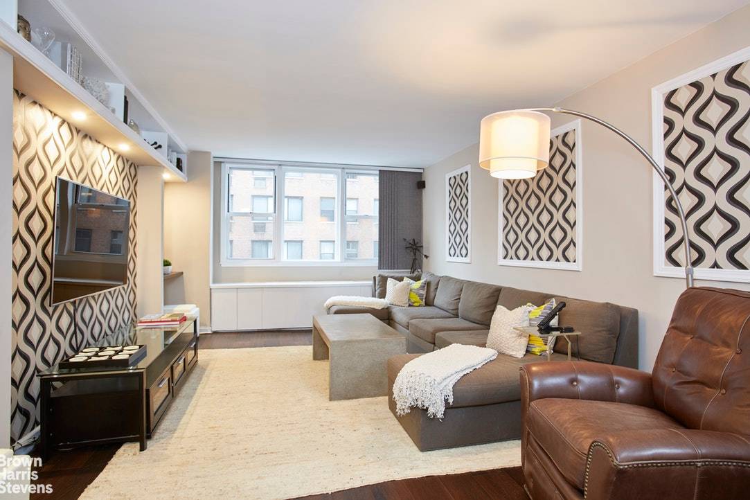 Move right into this sunny and fully renovated 5 room Condo in Murray Hill !