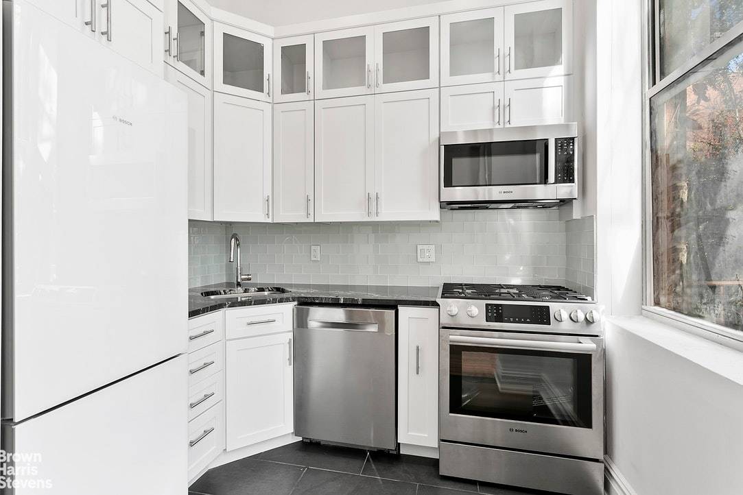 NO FEE. Fantastic 2BR 2Bth available on one of the most desirable blocks in Brooklyn Heights.