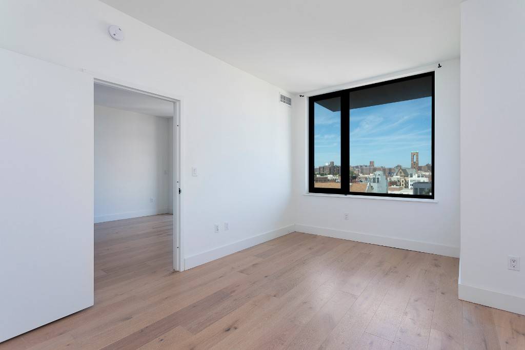 Immaculate 1 bedroom offering sweeping nothern Manhattan views in Harlems hottest new development, full amenity building !