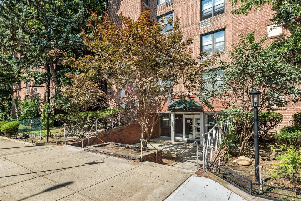 Rare find true two bedroom 2 bathroom in the Heart of Woodside, perfectly located to all.