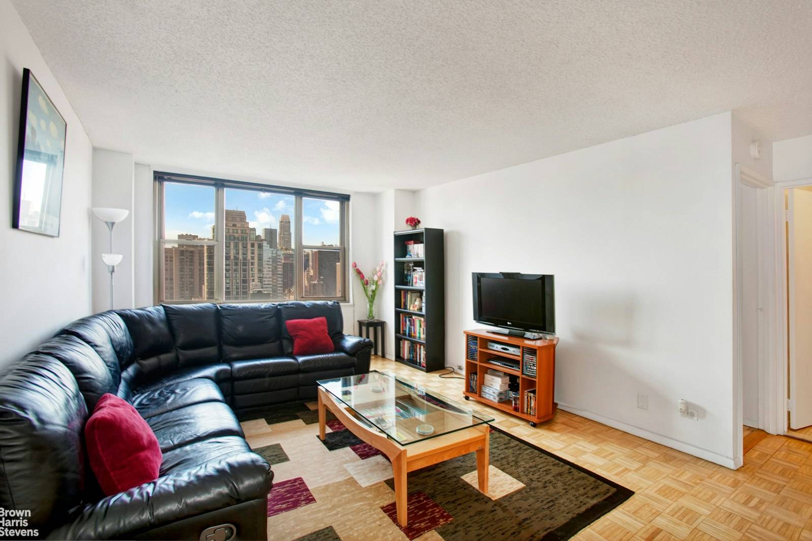 Beautiful southern open city views from this 1 BR in a luxury full service Upper East Side Condo in a great location.