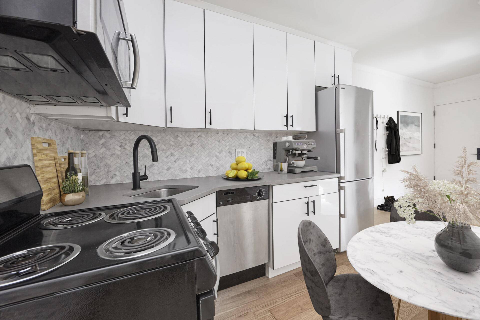 Beautiful NEWLY RENOVATED true 4 queen sized bedrooms 2 full bathroom apartment with video Intercom, Bosch Washer Dryer in unit, dishwasher, full suite of full sized kitchen appliances, exposed brick, ...