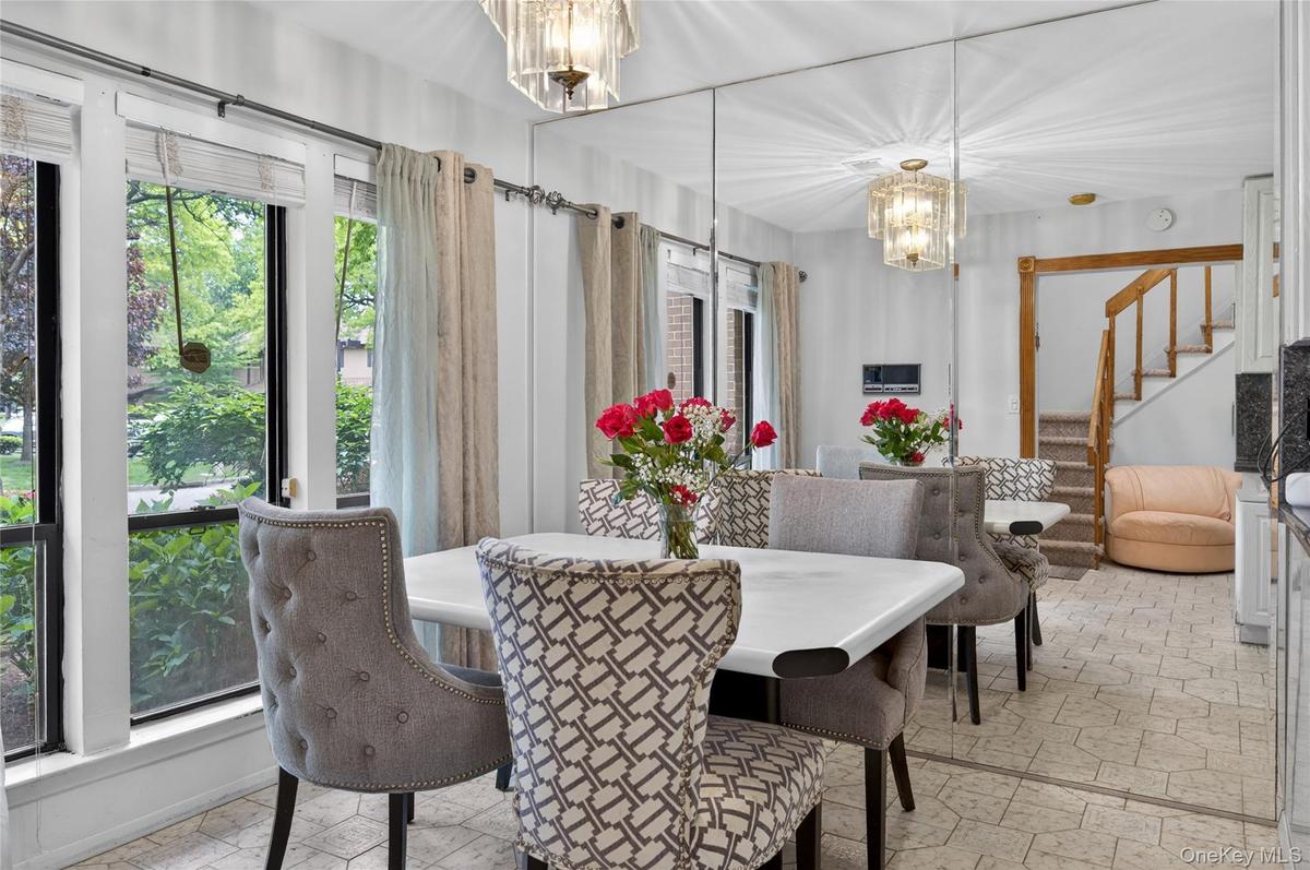 Eat-In Kitchen w/Breakfast Nook