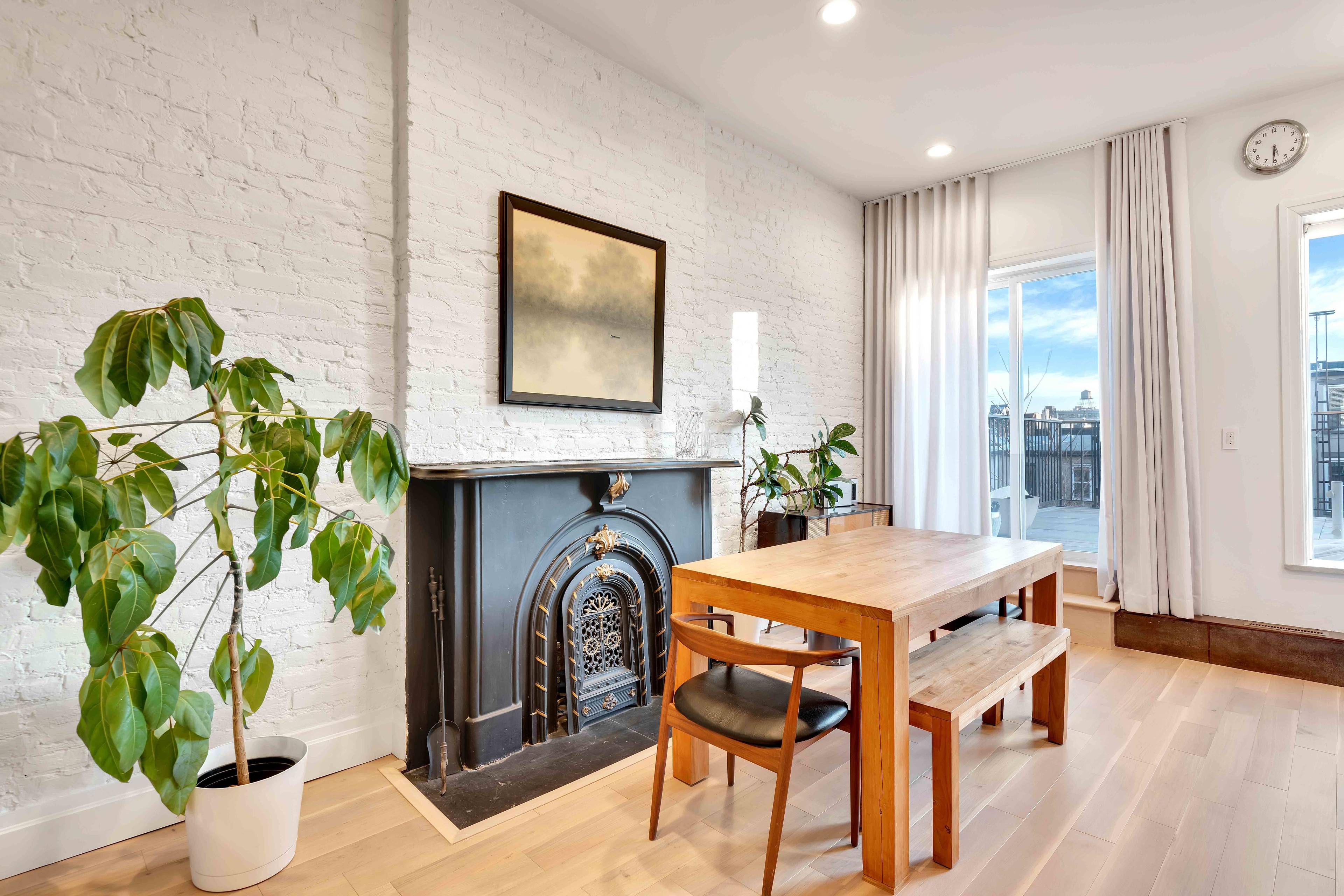 1 BR WITH STUDY AND LARGE PRIVATE DECK Enjoy the abundance of sunlight that radiates throughout this charming yet modern two bedroom home in Carroll Gardens.