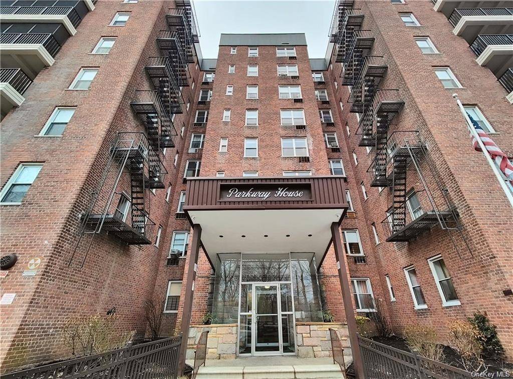 This pristine move in ready junior 4 coop unit has been completely renovated four years ago from top to bottom, with customized kitchen cabinetry, stainless steel appliances, granite tops and ...