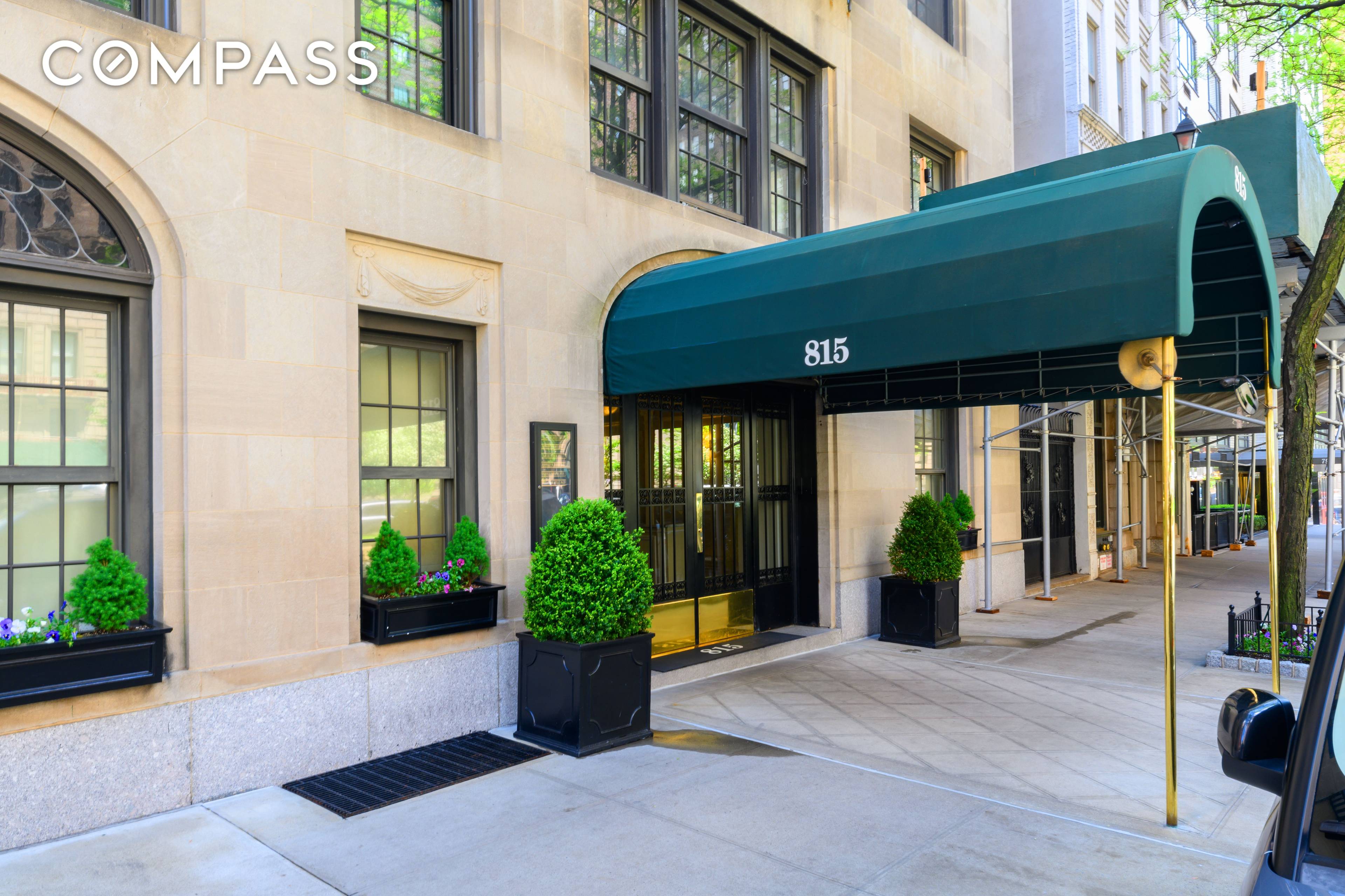 Within this gracious and elegant white glove Park Avenue Co op our Team is delighted to offer one of New York s most glamorous duplex apartments at 815 Park Avenue.