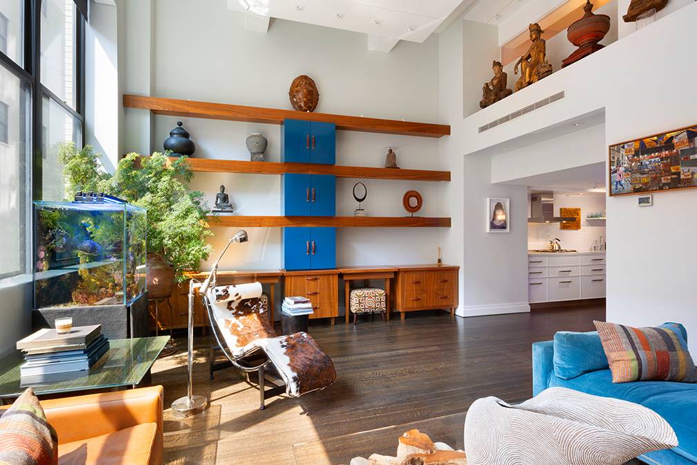 This iconic full service Condominium offers 2, 425 square feet of open loft style space.