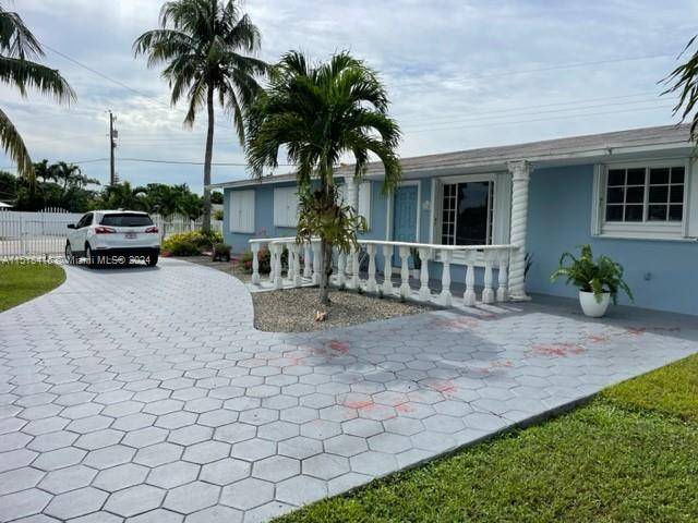 BEUTIFUL HOUSE, EXCELLENT LOCATION, LARGE CORNER LOT, READY TO MOVE IN, VERY WELL MAINTAINED, ALL STAINLESS STEEL APPLIANCES, NICE TERRACE WITH FULL KITCHEN, BBQ AND SPA AREA, LARGE PATIO, LARGE ...