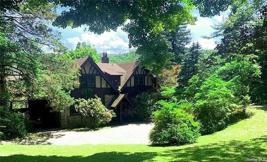 Historic, spacious and private Paxhhurst Carriage House was built in 1910 designed by renowned NY architects Barney amp ; Chapman a part of Hoffman Castle Estate.