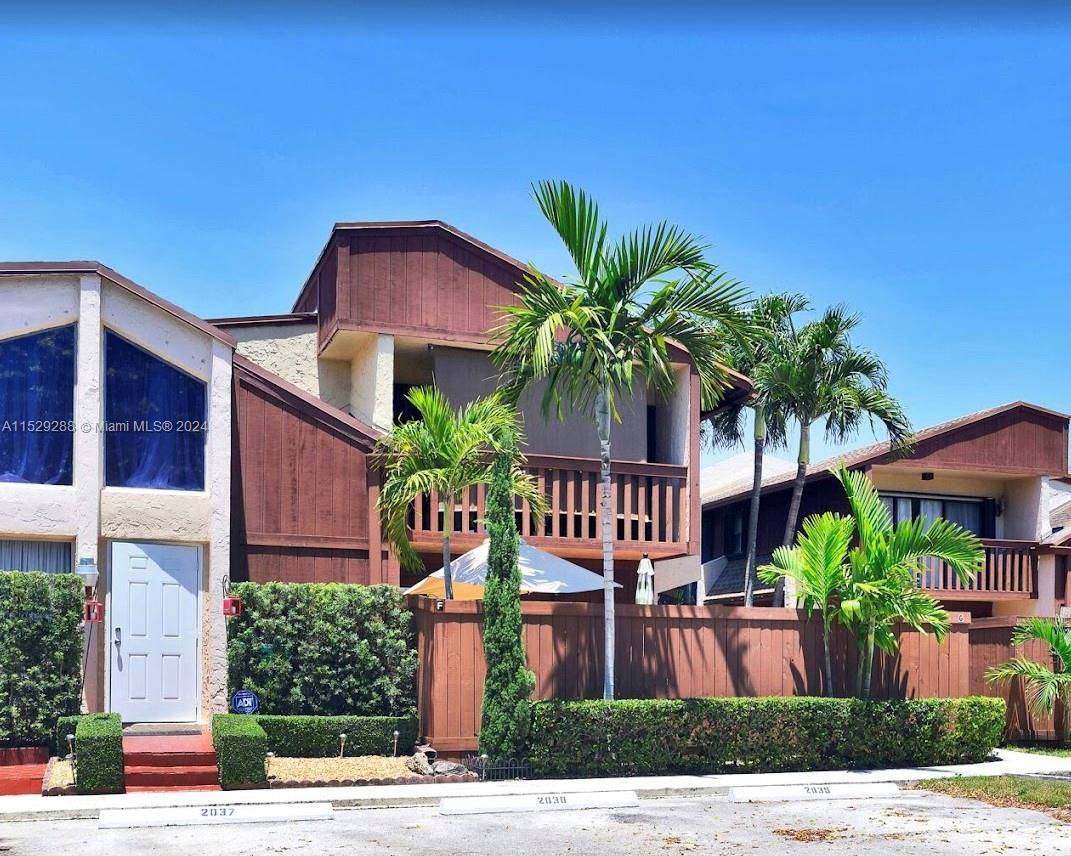 Location Location this spectacular 2 2 townhouse in the hearth of Kendall near the turnpike and FIU is within a beautiful and friendly community a lot of trees, waking trails, ...