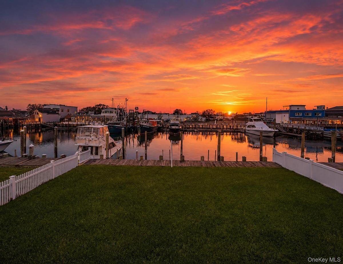Huge property with 4 Dock spots !!