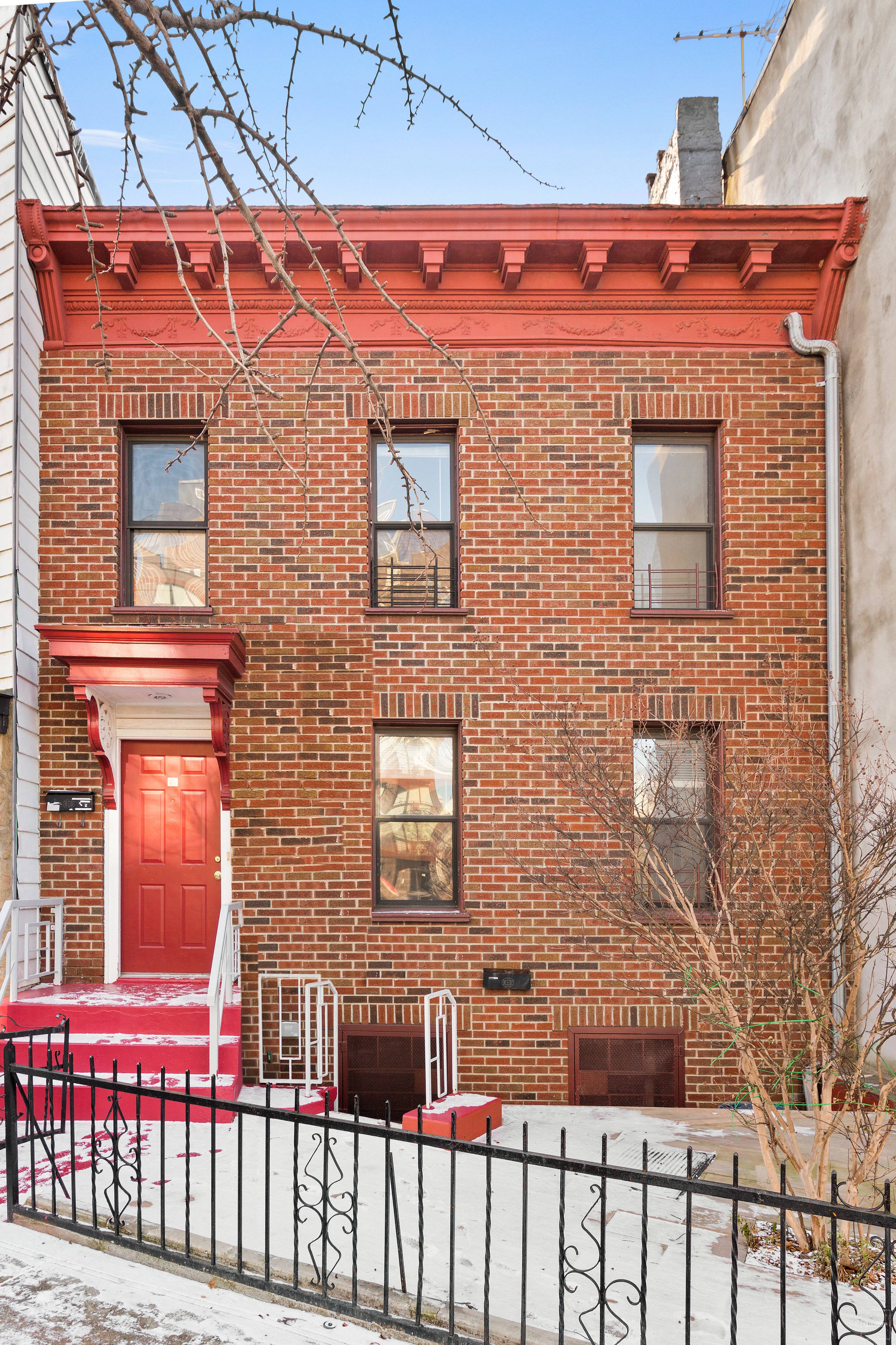 736 Bergen Street is a full three story townhouse located in the quaint Brooklyn neighborhood of Prospect Heights.
