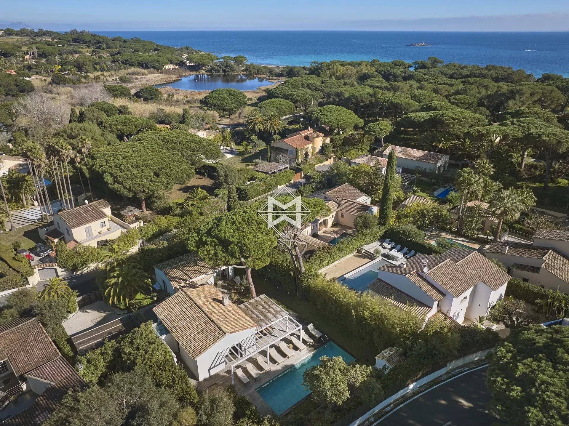 Between the Salins beach and the Pampelonne Bay, within a gated and secure domain.
