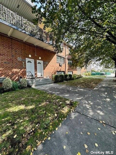 Discover the perfect blend of comfort and convenience with this exquisite, turn key ready one bedroom condo located in Howard Beach.