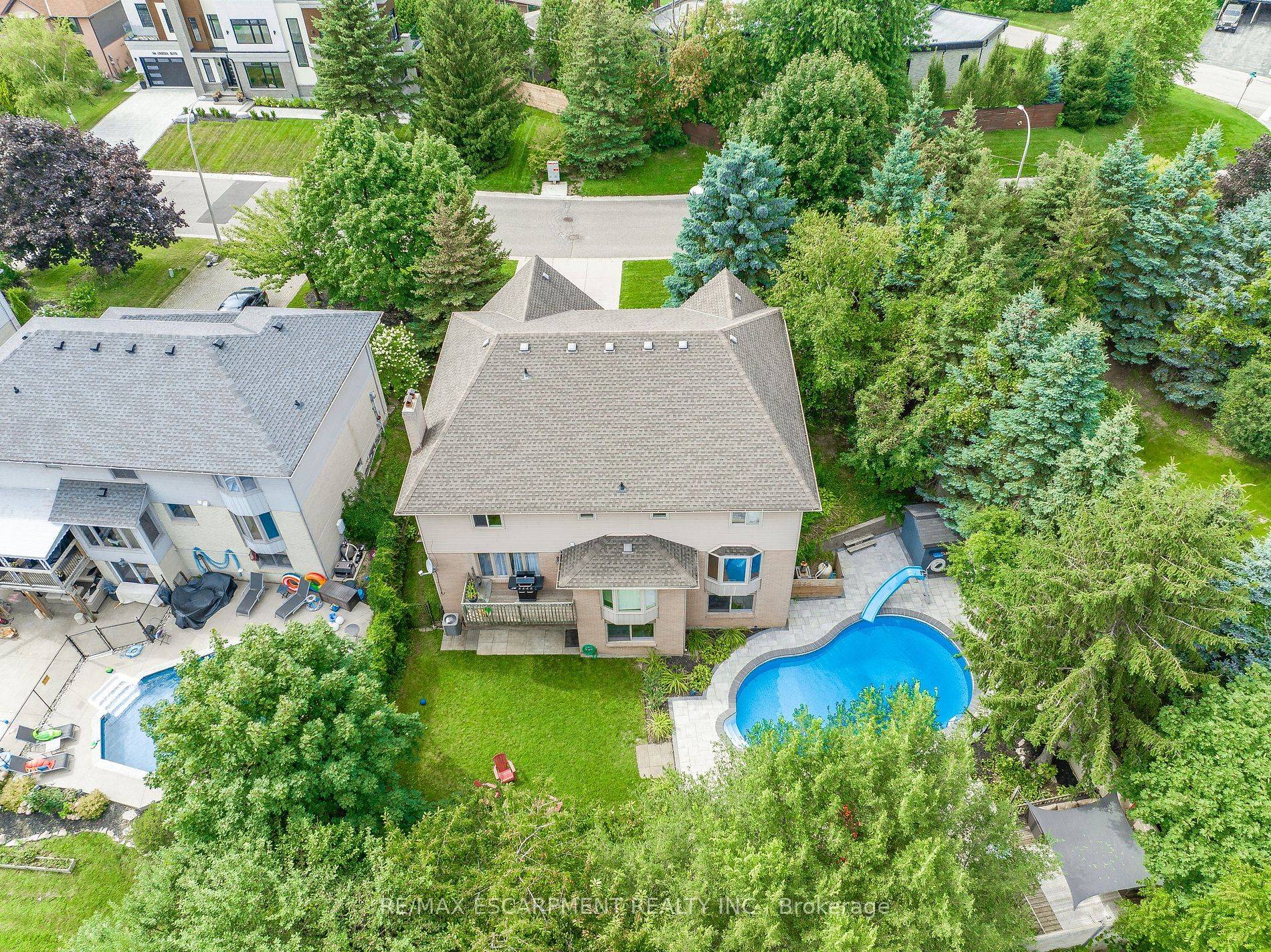 Welcome to 101 Oneida Blvd, a proudly owned 3, 294sqf home in Ancaster Heights, main floor has a lot of natural light and features a Living room with vaulted ceilings, ...