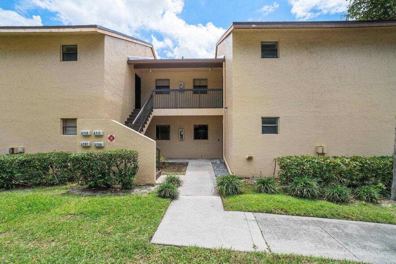 Welcome to this FIRST floor condo located in Karanda Village Township of Coconut Creek !