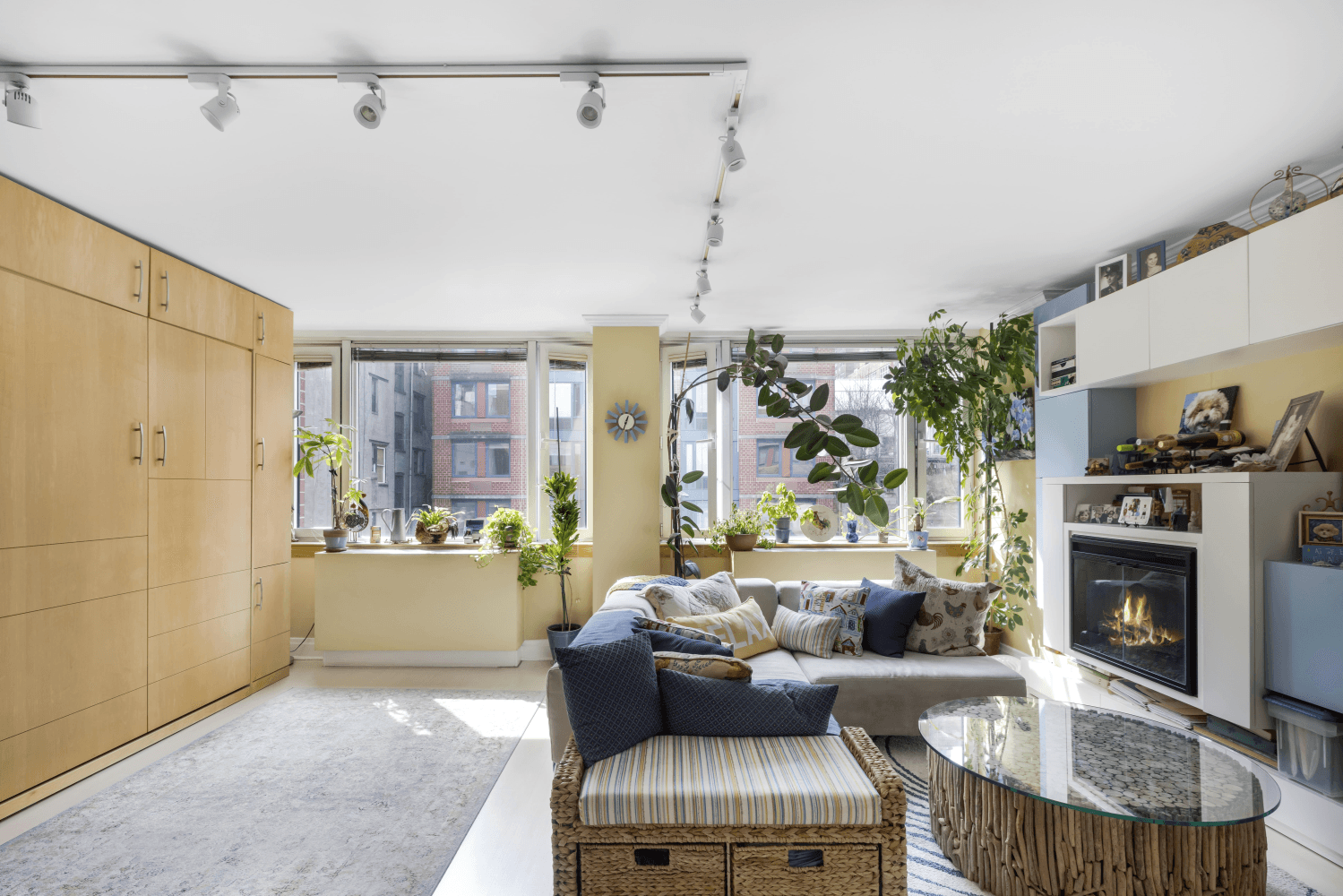 Open the door to your New York City dream come true at 404 East 76th Street.