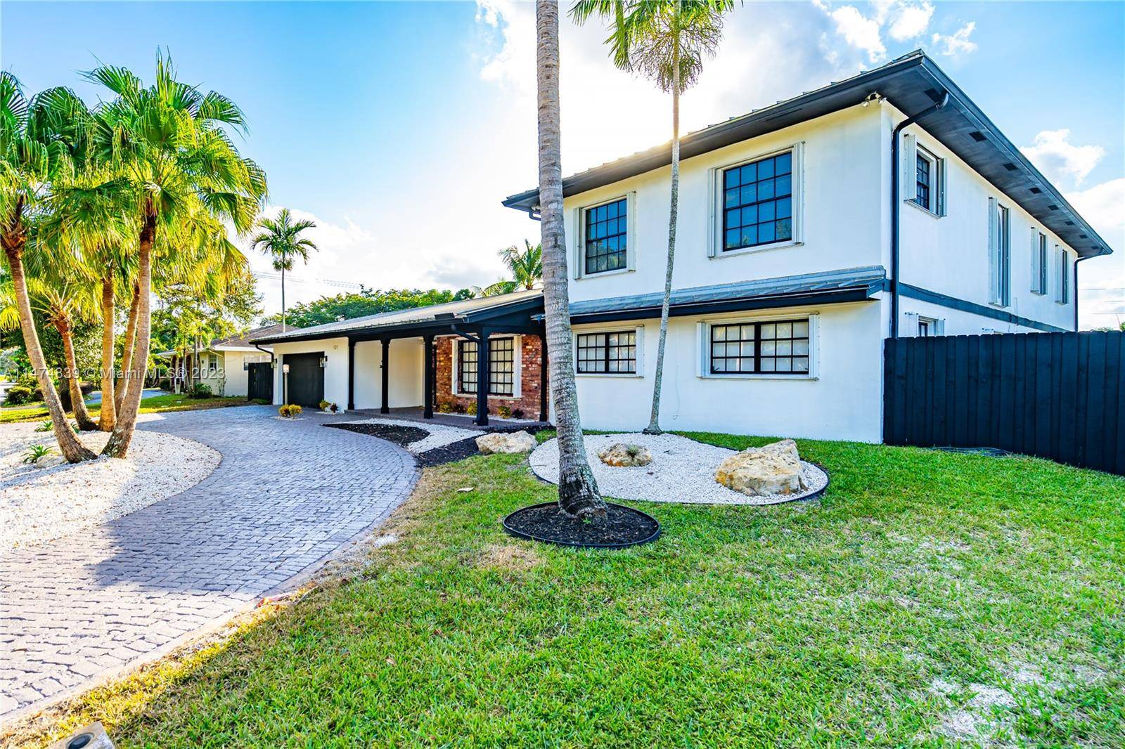 Large Estate home located in beautiful Plantation.