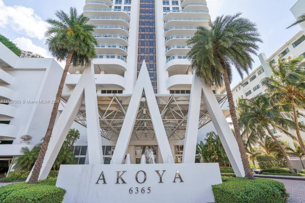 Beautiful 2 brm 2 baths convertible with spectacular views of ocean and intracoastal Luxurious Akoya condominium offers 5 star amenities including pool 24 hrs concierge gym tennis courts barbecue area ...
