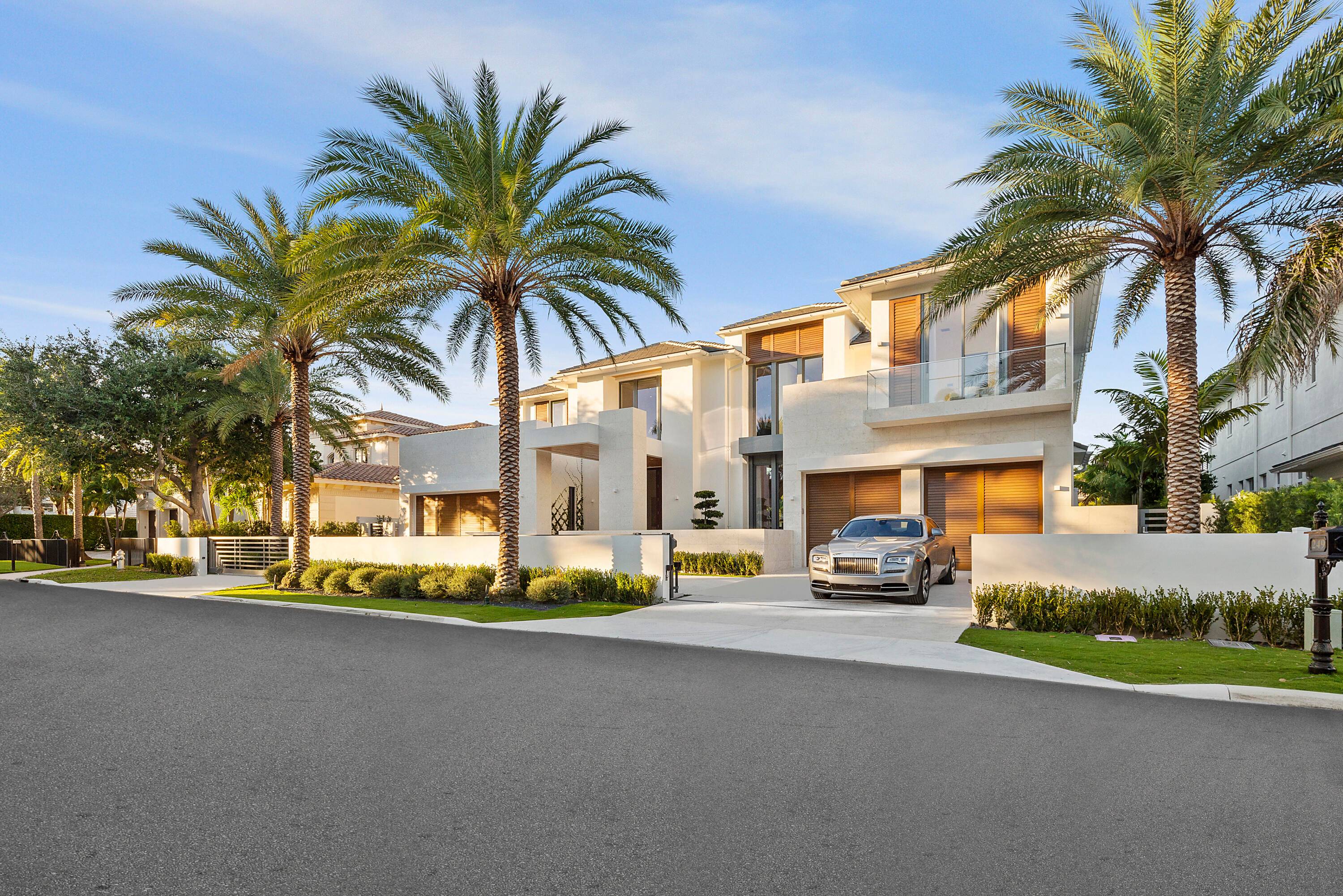 Transcend the expected at Villa Bianca, a contemporary jewel nestled in Boca Raton's prestigious Royal Palm Yacht Country Club.