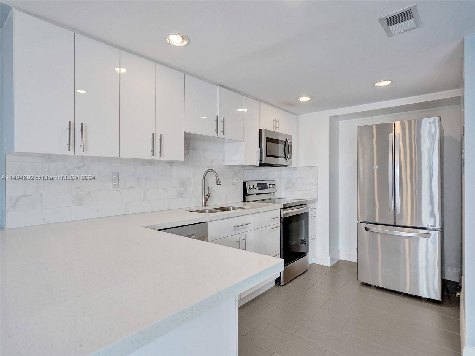 Beautifully upgraded townhome located in the heart of Davie !