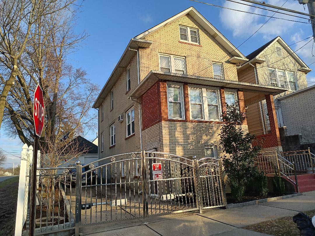 Huge, beautiful, fully detached brick corner 2 dwelling home with 4 stories, uniquely comprised of 2 spacious duplex apartments on a 40x100 lot in lovely Manor Heights !