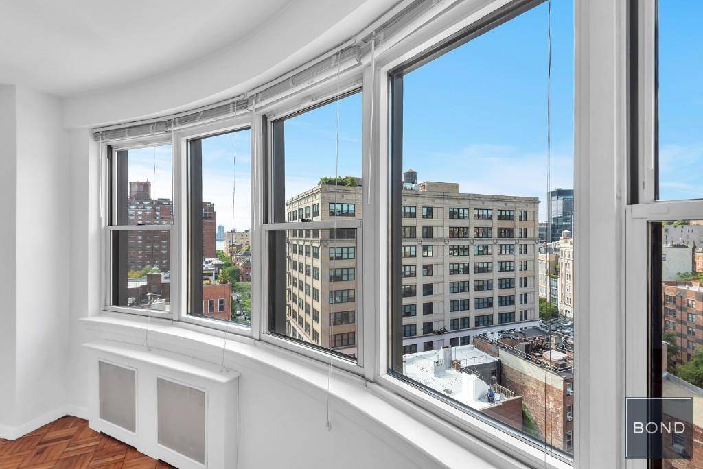 Unique one bedroom on a curved corner is a view buyer's dream.