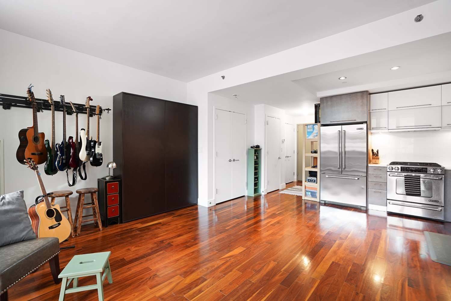 Welcome home to unit 3HMake your way into this oversized, south facing, bright and airy unit where you will immediately take note of the sleek and modern finishes throughout !