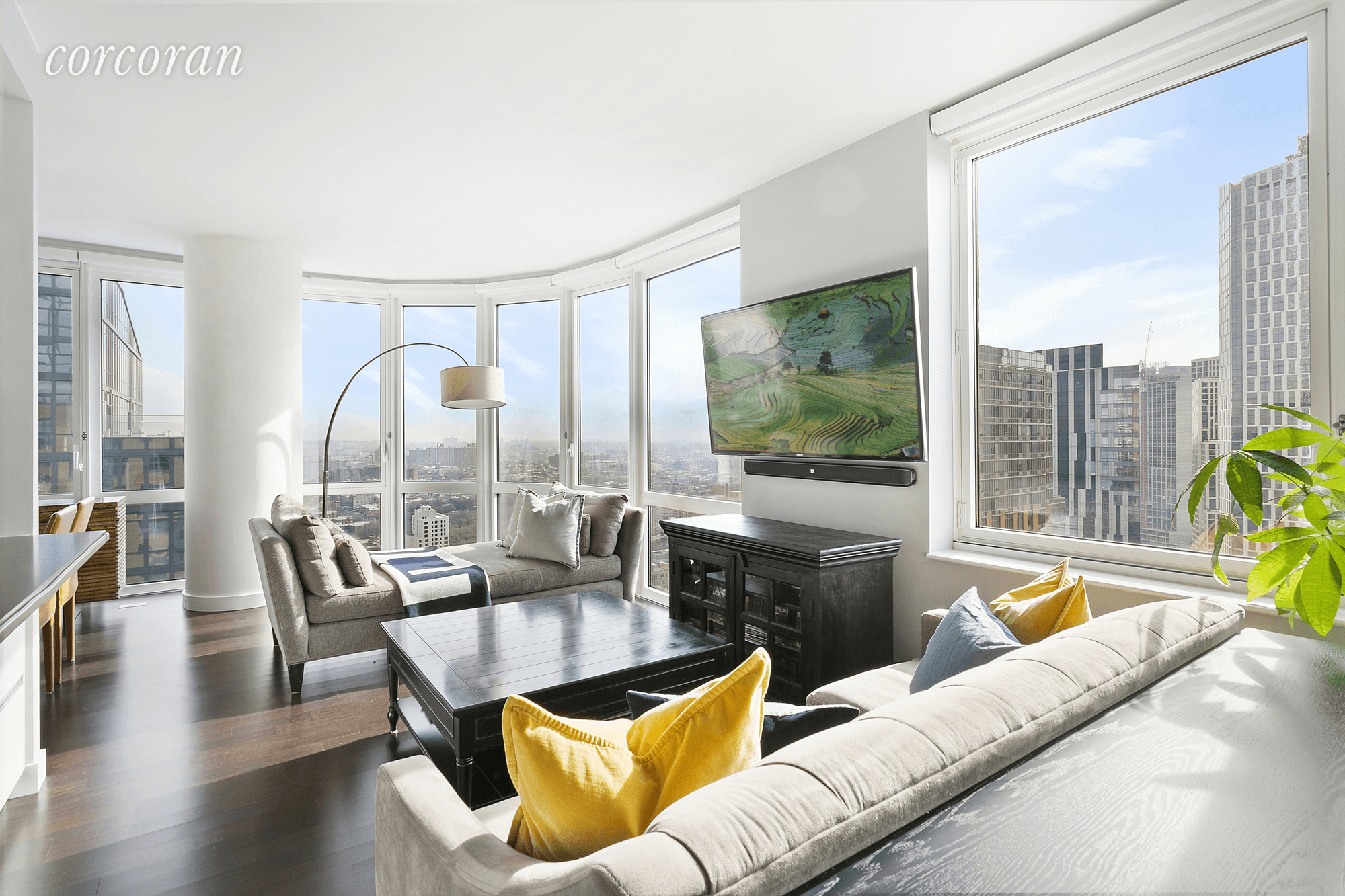 38C at Oro offers the very best confluence of space, light, views and value in this sought after Downtown Brooklyn condominium.