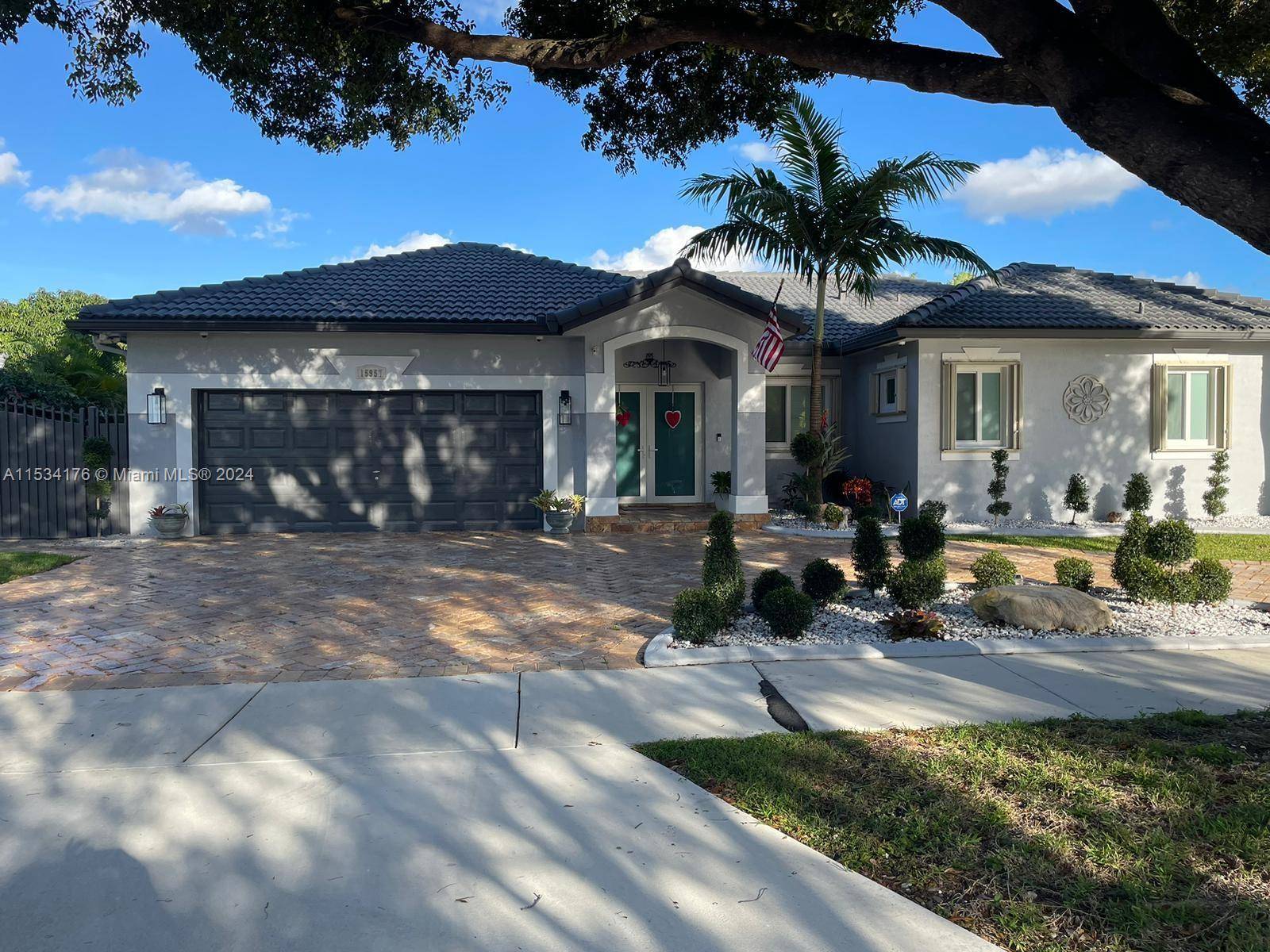Beautiful house in Miami Lakes, nice travertine circular driveway, brand new approaches, fully guttered, pretty landscape, impact doors, and windows, accordeon shutters, vaulted ceilings, tile floors, wood floors in all ...