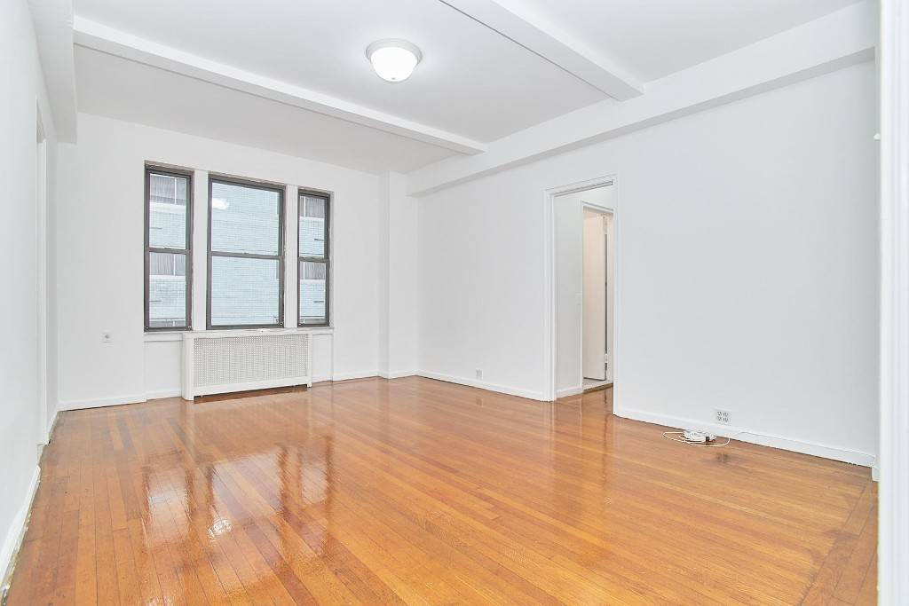 VIDEO TOUR AVAILABLESELF GUIDED, CONTACTLESS TOUR AVAILABLE inquire XL 1 Bdr Randolph House Avail ASAP PLEASE READ NOTE AT BOTTOM THE APARTMENT No Broker FeeLarge 1 BedroomLarge Living RoomSprawling Entry ...