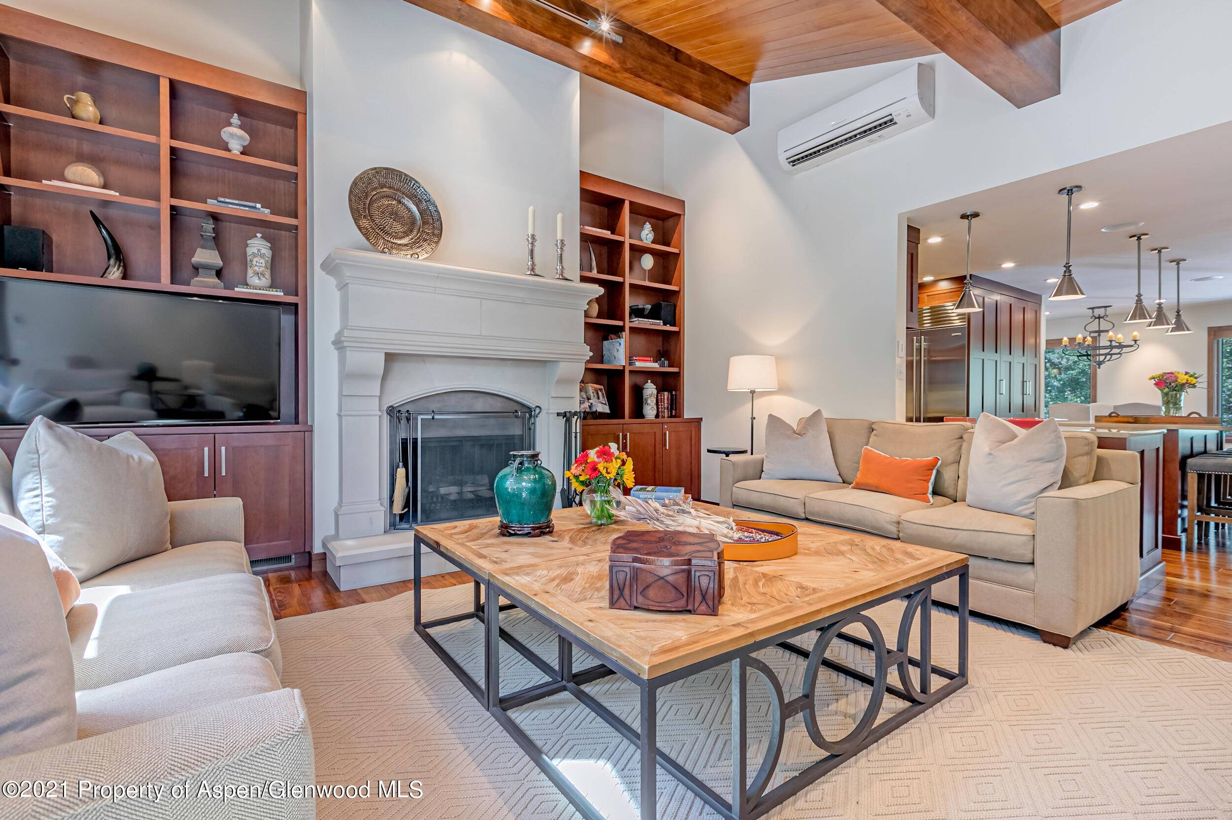 STR PERMIT 084474 This gracious, contemporary, end unit townhome with three levels of beautiful walnut floors and cabinetry throughout is located just two blocks to the slopes as well as ...