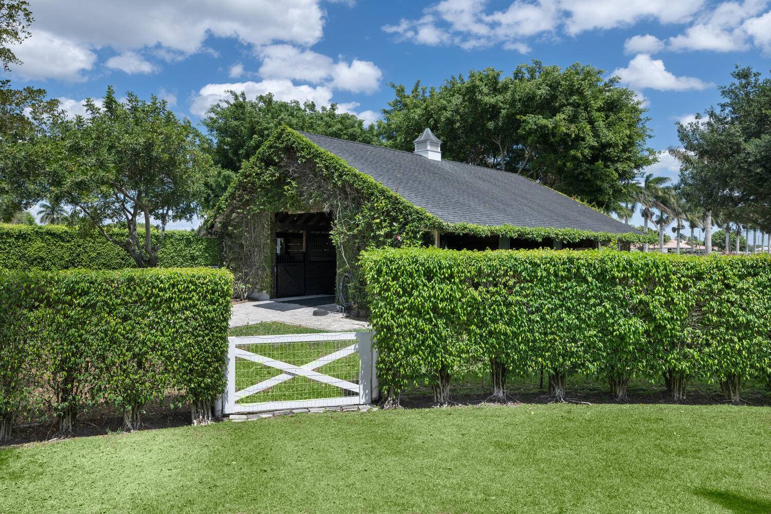 Lovely 6 7 stall barn for rent in Palm Beach Point.