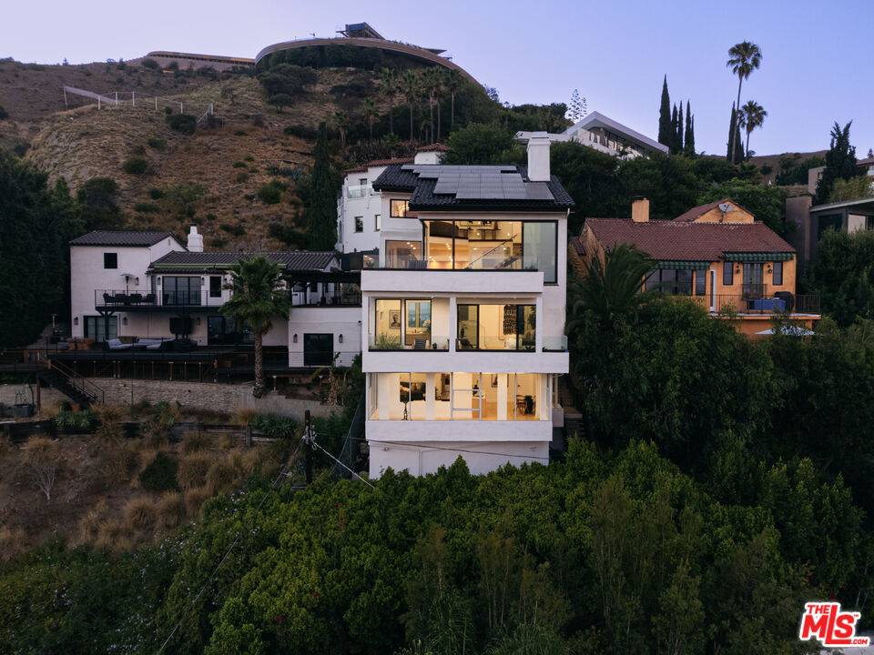 7866   Fareholm Dr 3BR Hollywood Hills East La