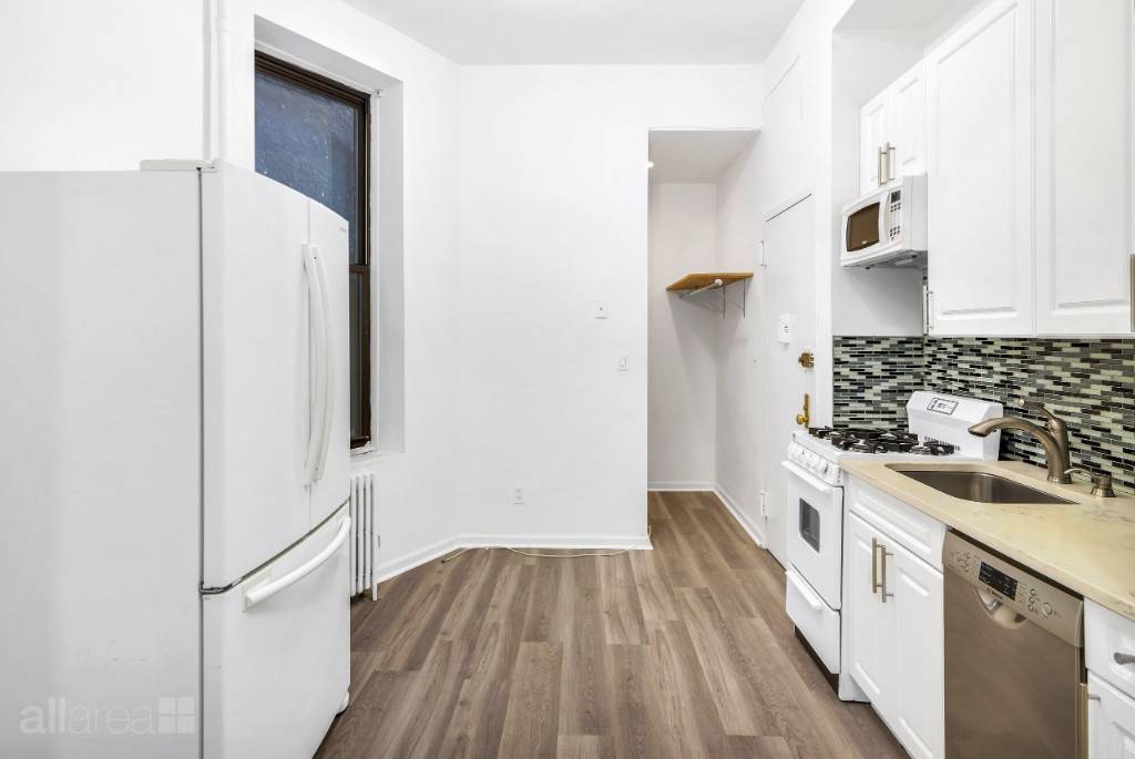 105 Thompson Street is an intimate, well maintained 22 unit co op that's student and investor friendly, plus allows pets, pied a terre and immediate subletting allowed once purchased.