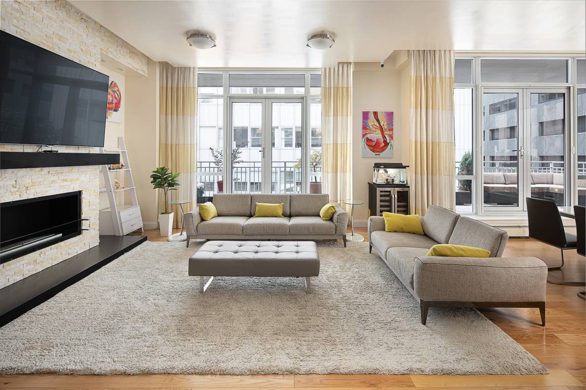THE APARTMENT Perched atop a luxurious, boutique full service building in the heart of the revitalized Financial District neighborhood, is this wonderful penthouse home.