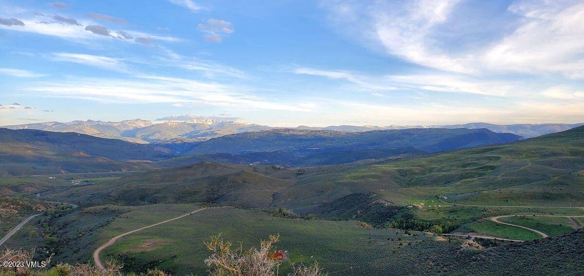 This 40 acre lot in Horse Mountain Ranch sits on a ridge offering incredible 360 degree vistas.