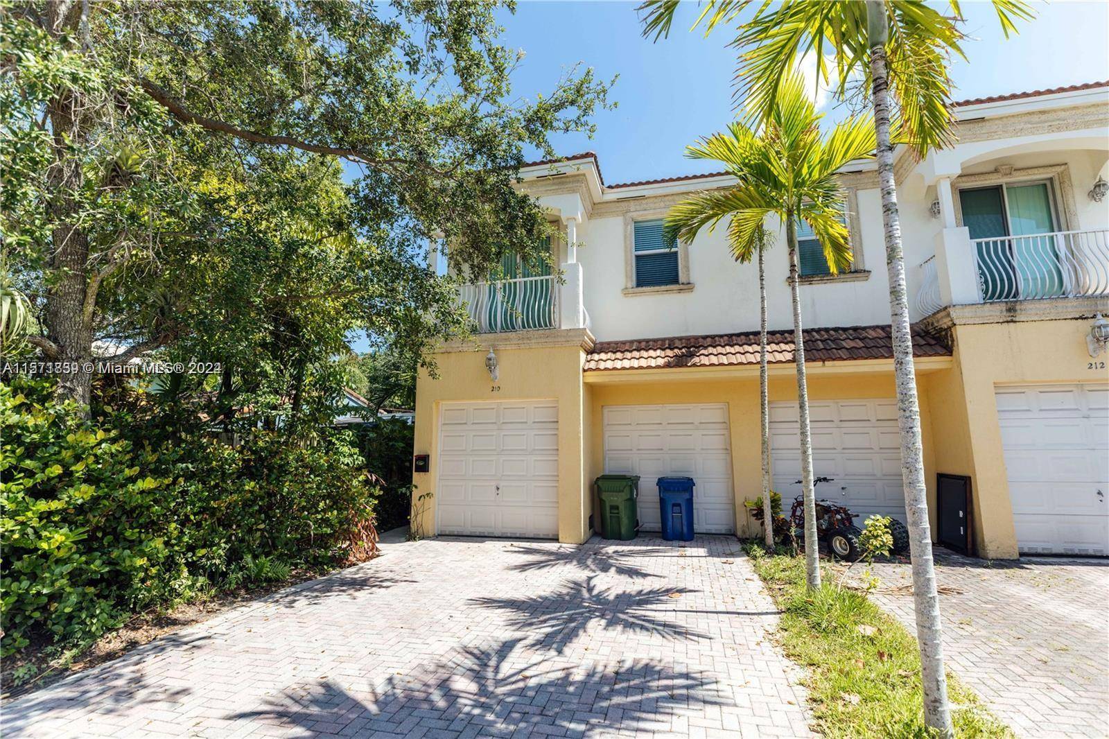 SPACIOUS 3 BED, 3, 5 BATHROOM TOWN HOUSE BUILT IN 2007 LOCATED IN DOWNTOWN FT LAUDERDALE, DUAL MASTER BEDROOM SUITES WITH BATHROOMS.