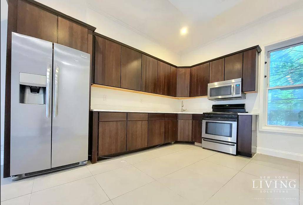 MODERN AND SPACIOUS 4 BEDROOM TRIPLEX WITH BACKYARD IN BED STUY !