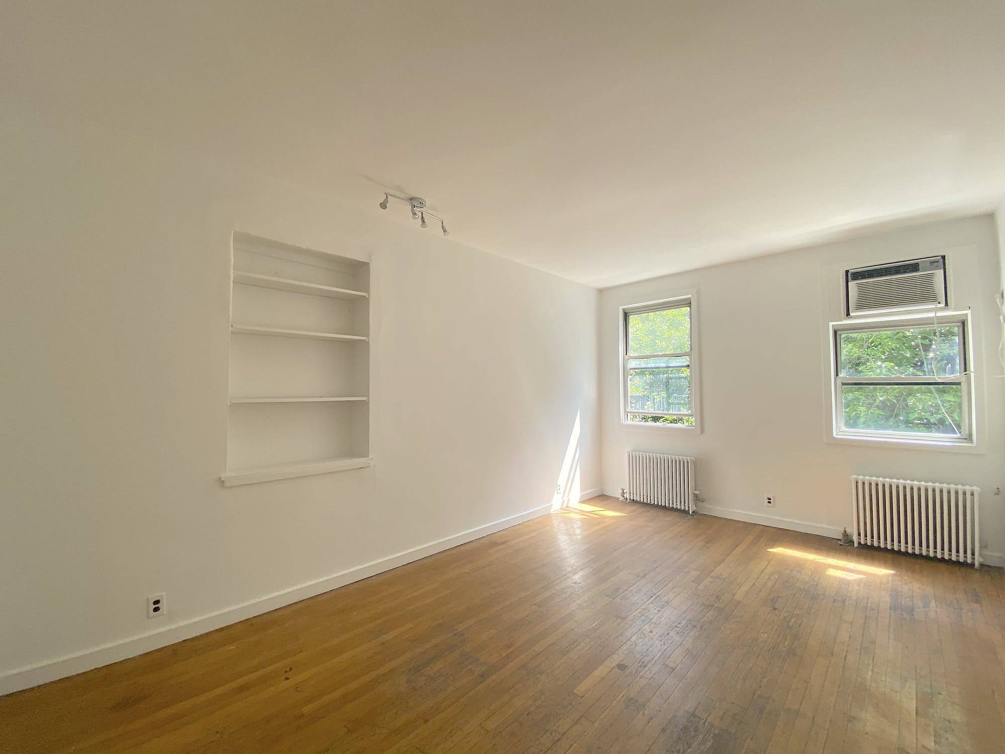 Spacious Studio on Prince Street in the Heart of West Soho !